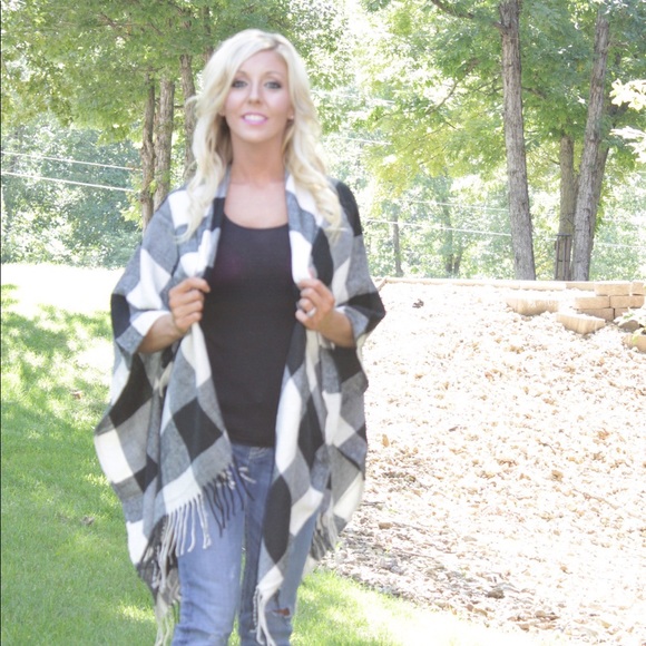 Buffalo tassel poncho - Picture 2 of 4